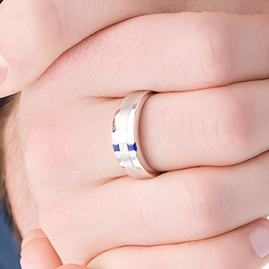 Blauer Saphir im Princess-Schliff und 0,07 ct. Diamant Dreistein-Ring in 10K Weißgold