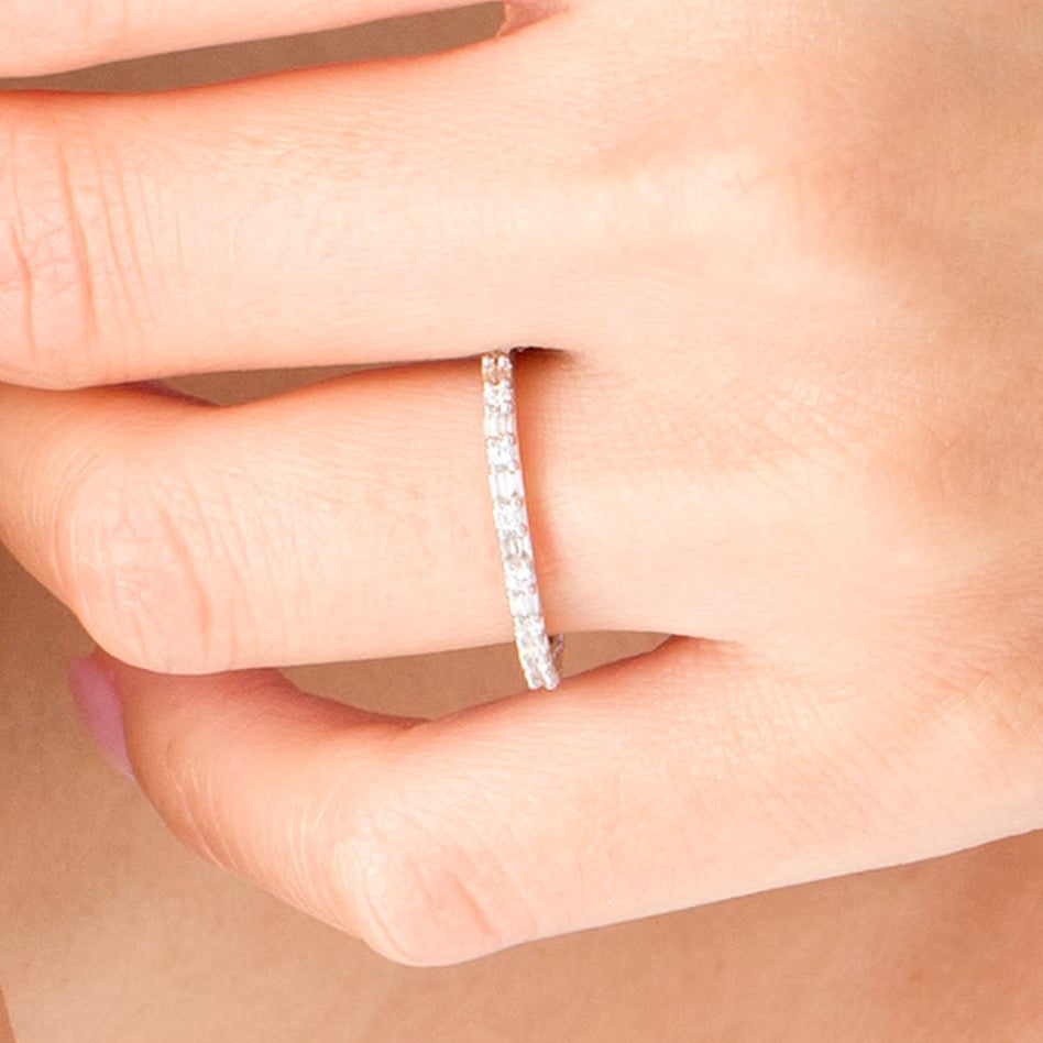 0.5 ct. Gesamtgewicht Memoire-Ring mit Diamanten im Baguette- und Rundschliff in 10K Weißgold