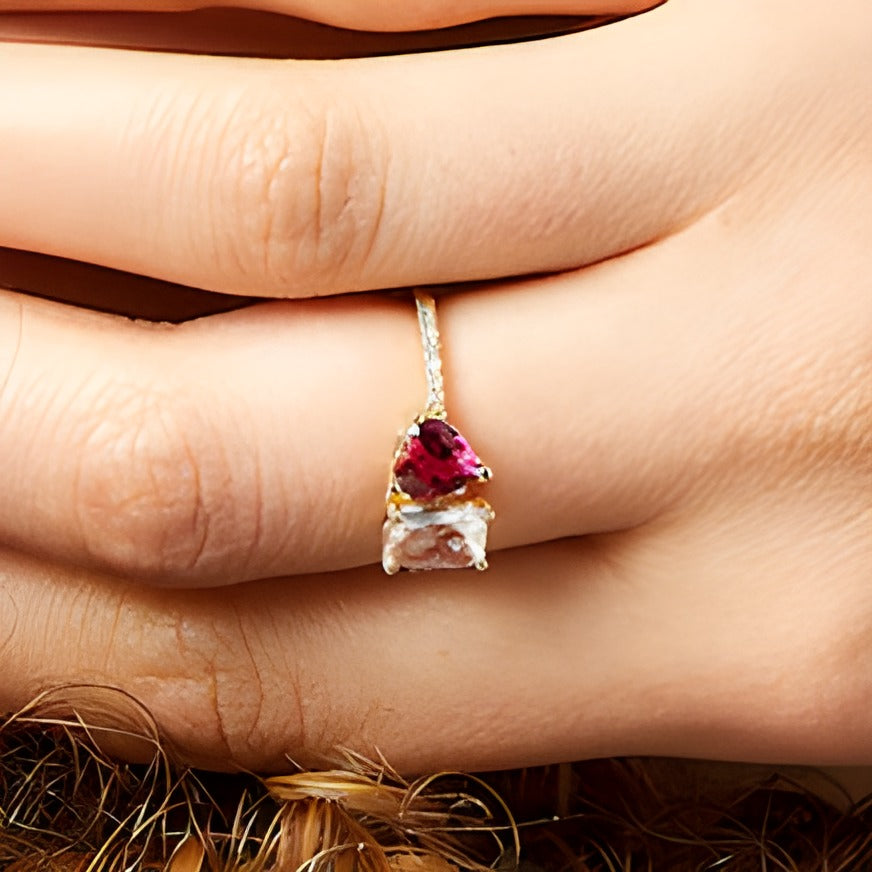 Ring mit herzförmigem Labor-Rubin, weißem Labor-Saphir im Smaragdschliff und 0,07 ct. Gesamtgewicht Diamanten in 10K Gold