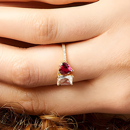 Ring mit herzförmigem Labor-Rubin, weißem Labor-Saphir im Smaragdschliff und 0,07 ct. Gesamtgewicht Diamanten in 10K Gold