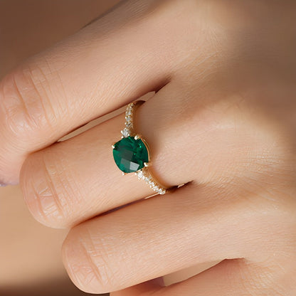 7,0 mm Solitär mit seitlichem Besatz mit Labor-Smaragd im Kissenschliff und 0,13 ct. Gesamtgewicht Diamanten in 10K Gelbgold