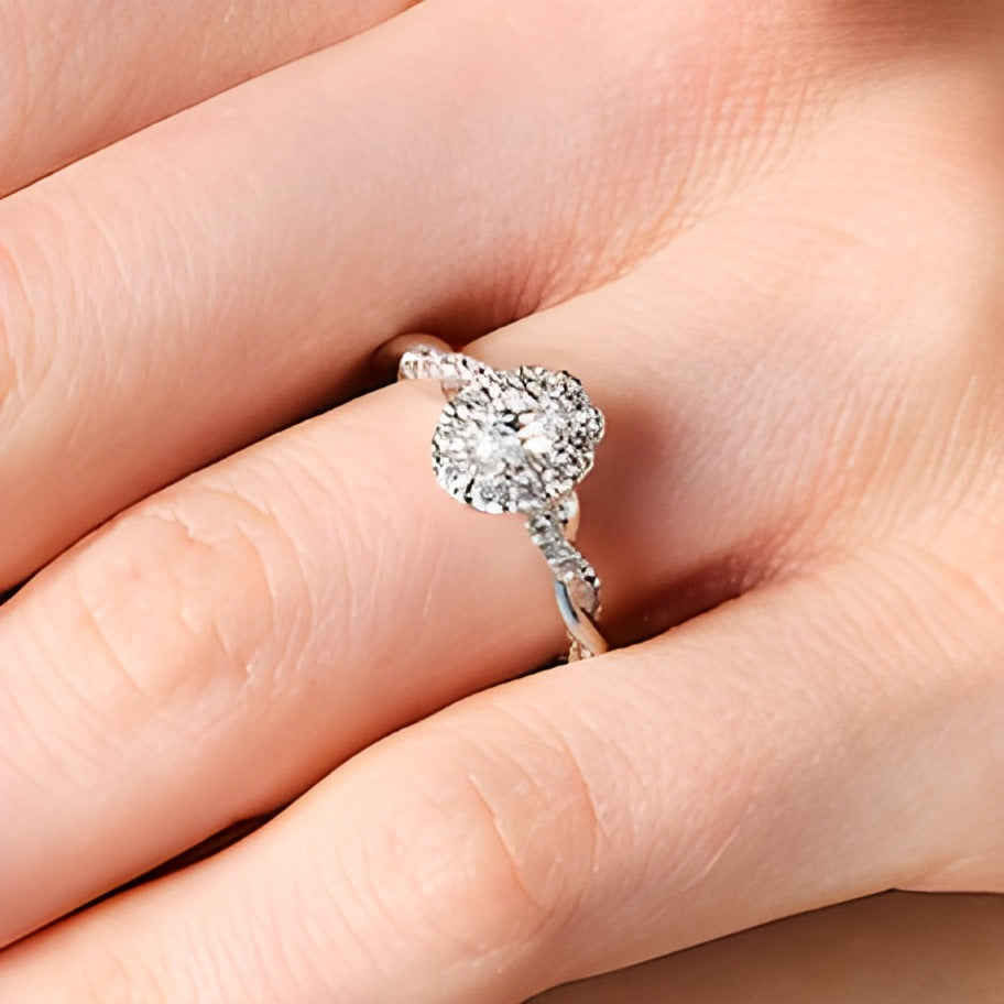Verlobungsring 0,75 ct. Gesamtgewicht mit ovalem Diamant und Halo, gedrehte Ringschiene, in 14K Weißgold
