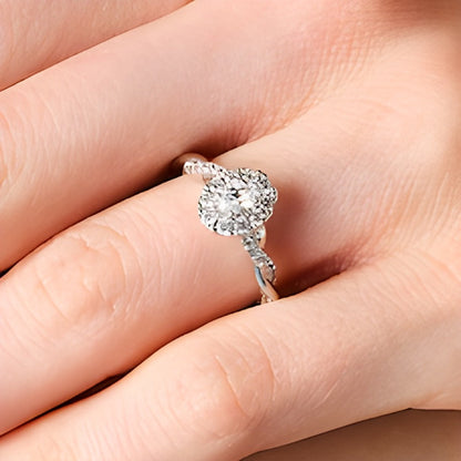 Verlobungsring 0,75 ct. Gesamtgewicht mit ovalem Diamant und Halo, gedrehte Ringschiene, in 14K Weißgold