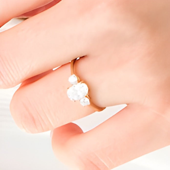 1.0 CT. Gesamtgewicht Dreistein-Verlobungsring mit ovalen und runden Diamanten in 14K Gelbgold