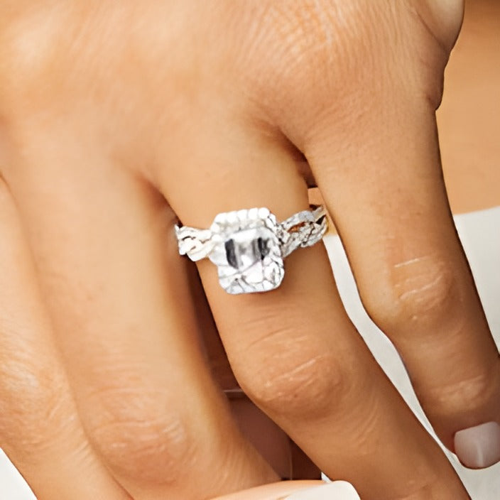 Braut-Set 2.63 ct. Gesamtgewicht Labordiamant im Smaragdschliff mit Halo und gedrehter Ringschiene in 14K Weißgold (I/SI2)