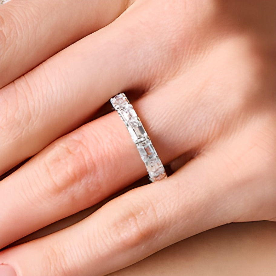 5.17 ct. Gesamtgewicht Memoire-Ring mit Labordiamanten im Smaragdschliff in 14K Weißgold (F/VS2) – Größe 8