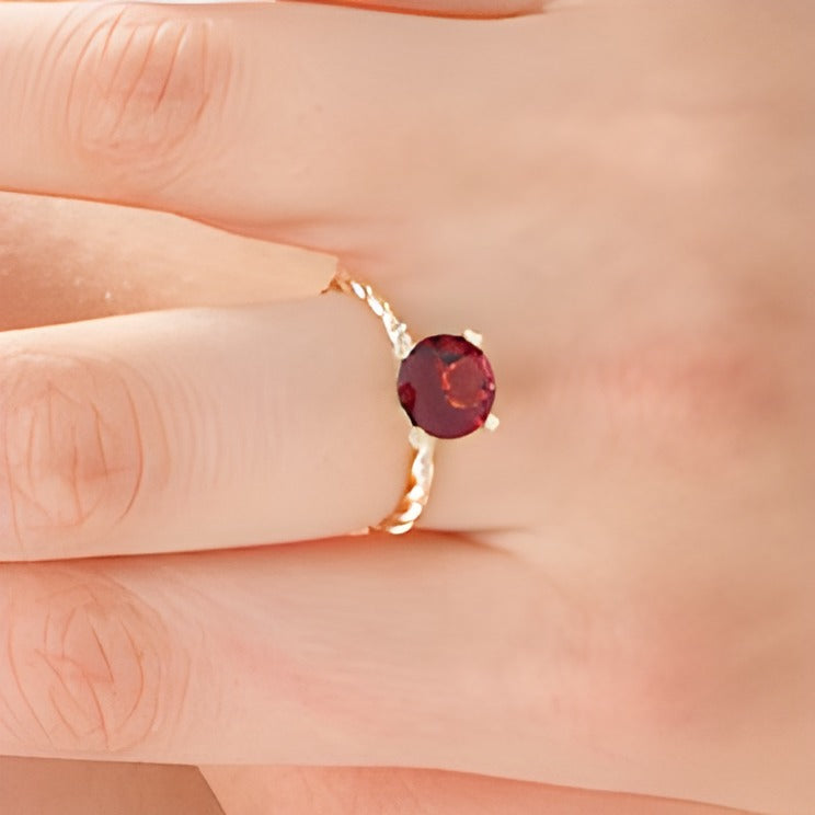8,0 mm Granat Solitär Ring mit gedrehter Ringschiene in 10K Gelbgold