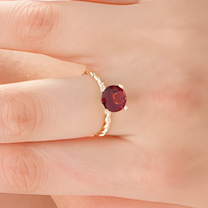 8,0 mm Granat Solitär Ring mit gedrehter Ringschiene in 10K Gelbgold