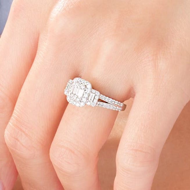 Verlobungsring mit Komposit-Diamanten im Baguette-, Rund- und Kissenschliff 0,88 ct. Gesamtgewicht in 10K Weißgold