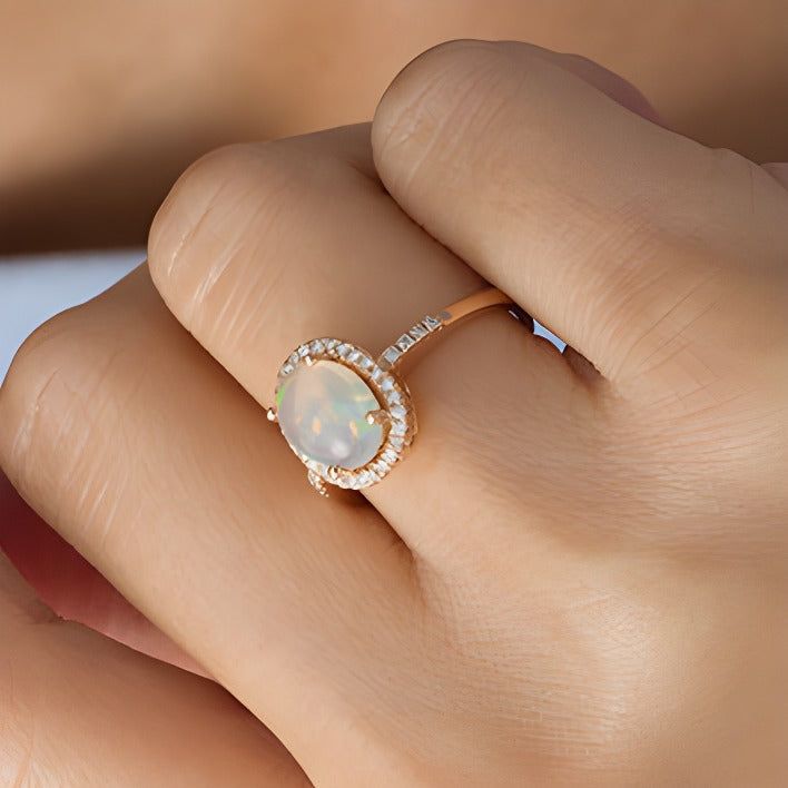 Ring mit ovalem Opal und Diamanten 0,17 ct. Gesamtgewicht in 14K Roségold