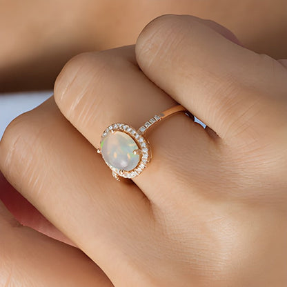 Ring mit ovalem Opal und Diamanten 0,17 ct. Gesamtgewicht in 14K Roségold