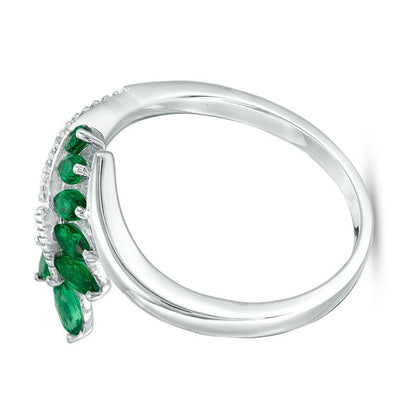 Bypass-Ring in Blattform mit Labor-Smaragd im Marquise-Schliff und Diamant-Besatz aus rhodiniertem Sterlingsilber