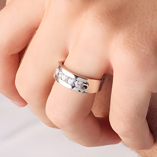 Memoire-Ring mit fünf Diamanten im rundem Schliff, kanalgefasst, 1.0 ct. Gesamtgewicht, in 14K Weißgold