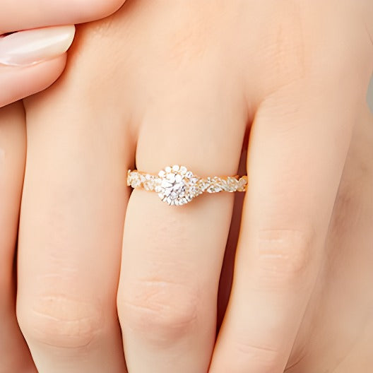 Halo Verlobungsring mit weißen Diamanten im Rundschliff 0,75 ct. Gesamtgewicht in 14K Gelbgold