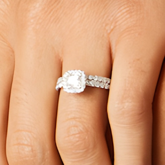 1.75 CT. Gesamtgewicht Braut-Set mit Labordiamant im Princess-Schliff und Kissenschliff-Rahmen in 14K Weißgold (I/SI2)