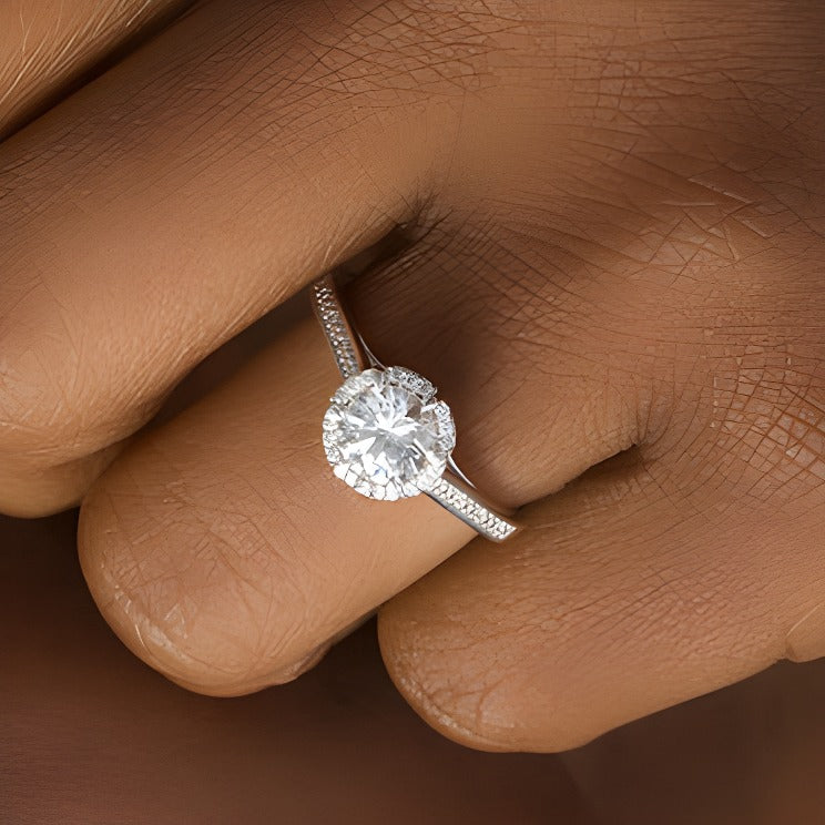 6,0mm Labor-Saphir weiß und 0,1 ct. Gesamtgewicht Diamant Halo Verlobungsring in 10K Weißgold