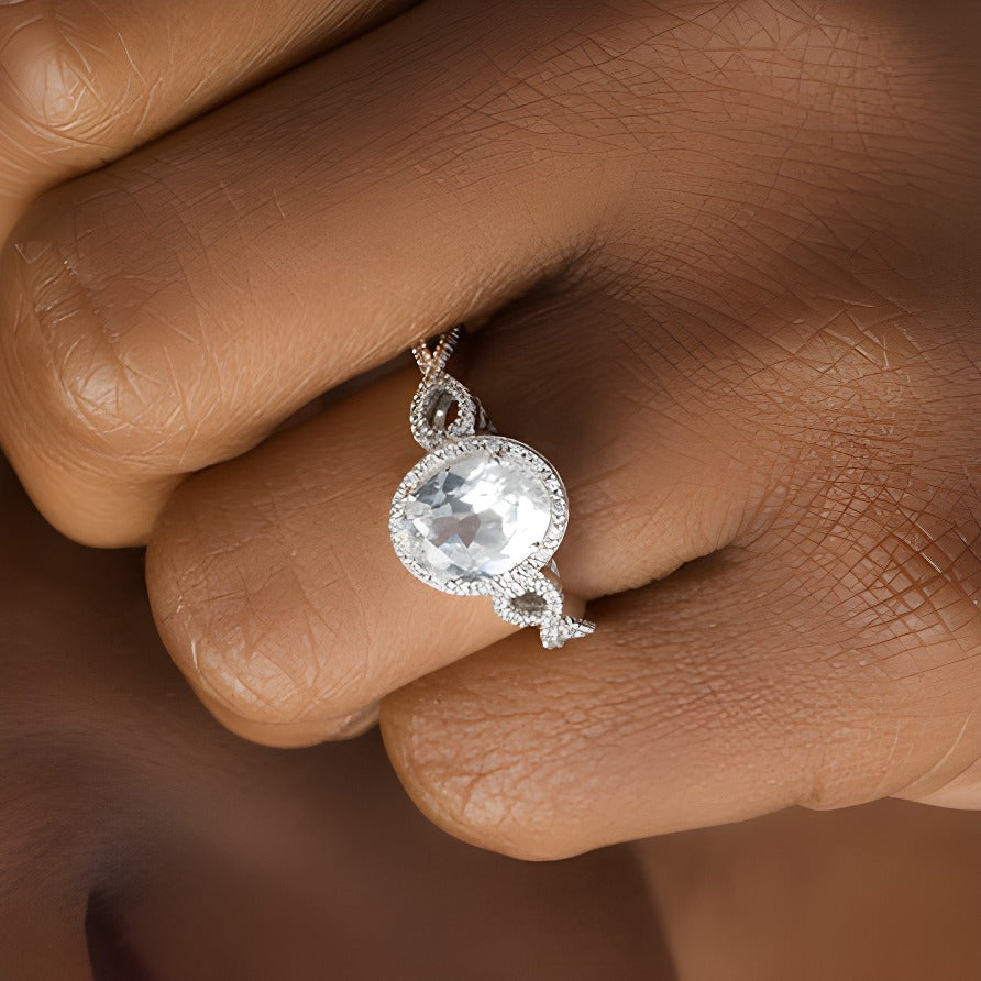 Verlobungsring für Damen mit ovalem, im Labor gezüchtetem weißem Saphir und Diamanten 0,17 ct. Gesamtgewicht im Halo aus rhodiniertem Sterlingsilber