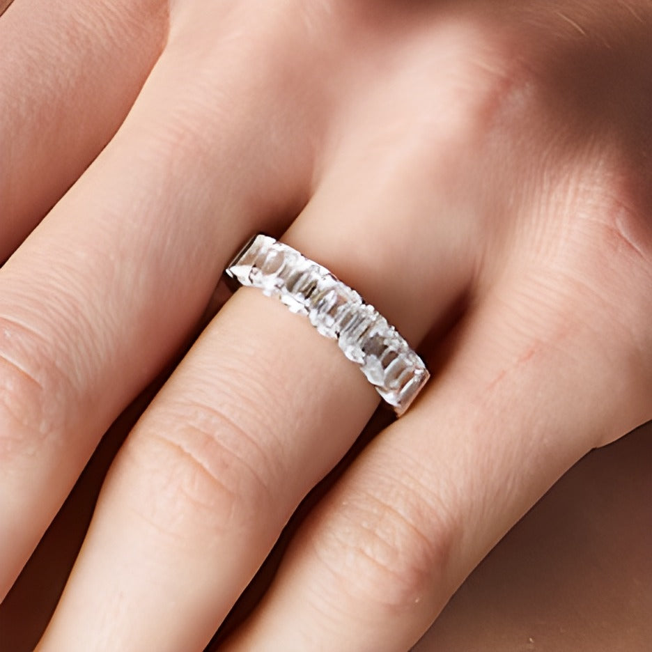 2.0 ct. Gesamtgewicht Memoire-Ring mit sieben Labordiamanten im Smaragdschliff in 14K Weißgold (F/SI2)