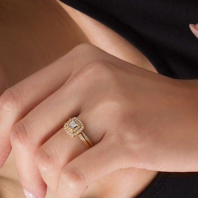 0.25 ct. Gesamtgewicht Diamant Brautset mit doppeltem Kissenschliff-Rahmen in 10K Gelbgold