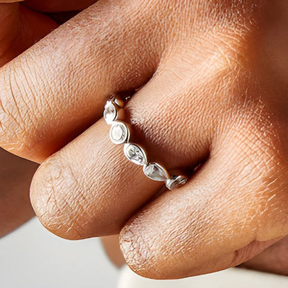 1,25 ct. Gesamtgewicht Memoire-Ring mit mehrförmigen Labordiamanten in Zargenfassung aus 14K Weißgold (F/VS2)