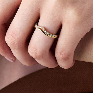 0.17 ct. Gesamtgewicht Memoire-Ring mit Labordiamanten im Chevron-Design in 14K Gelbgold (F/VS2)