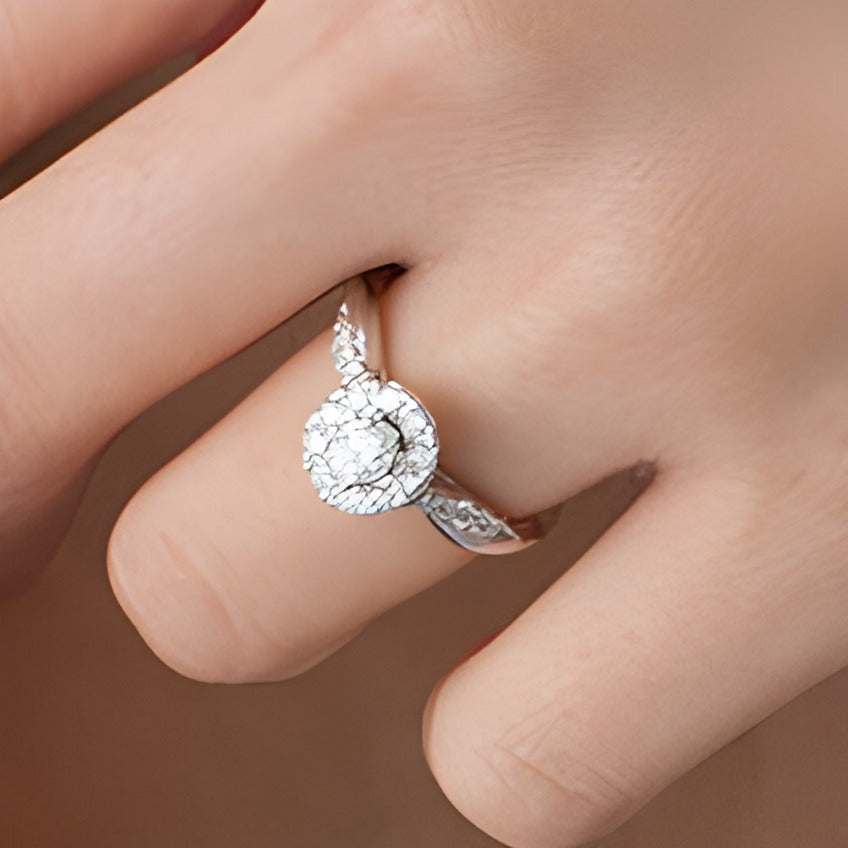 0,88 ct. Gesamtgewicht Verlobungsring mit ovalem Diamant und Halo mit gedrehter Ringschiene in 10K Weißgold