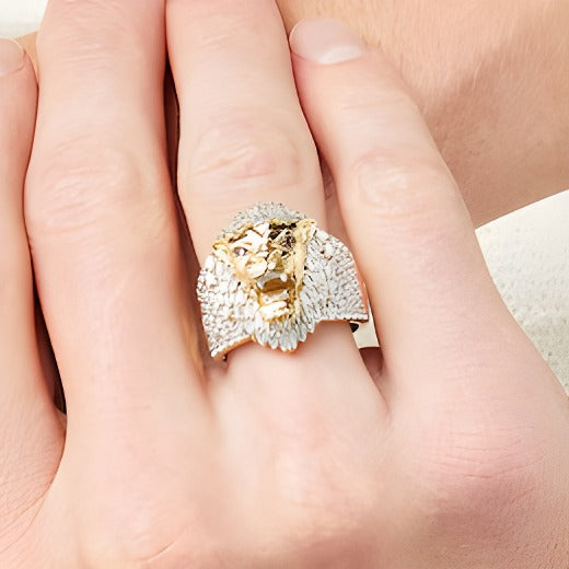Löwenkopf-Ring mit Diamanten im Baguette- und Rundschliff sowie Labor-Rubinen in 10K Gelbgold, 1.5 ct. Gesamtgewicht
