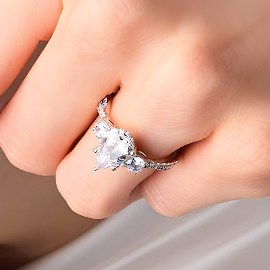 2.75 CT. TW Dreistein-Verlobungsring mit tropfenförmigem Labordiamant in 14K Weißgold (F/SI2)