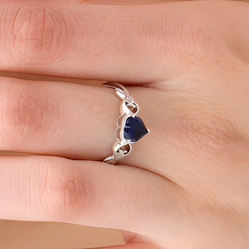 Ring mit herzförmigem blauem Labor-Saphir 5,0mm und Diamant-Besatz im Vintage-Stil mit Filigranarbeit in 10K Weißgold