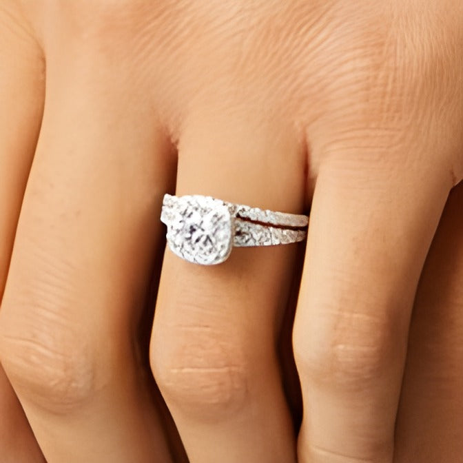 1,88 ct. Gesamtgewicht Labordiamant Braut-Set mit Kissenschliff-Halo und geteiltem Ringschienen-Design in 14K Weißgold (I/SI2)