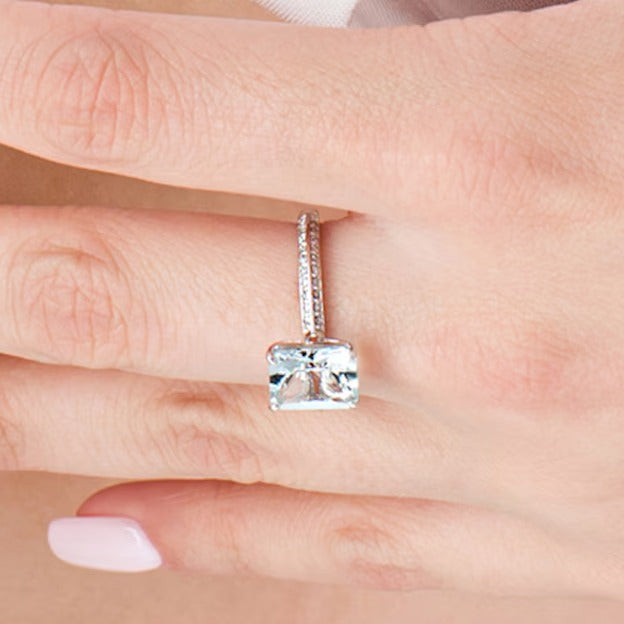Ring mit Aquamarin im Smaragdschliff und 0,25 ct. Gesamtgewicht Diamanten in 14K Weißgold