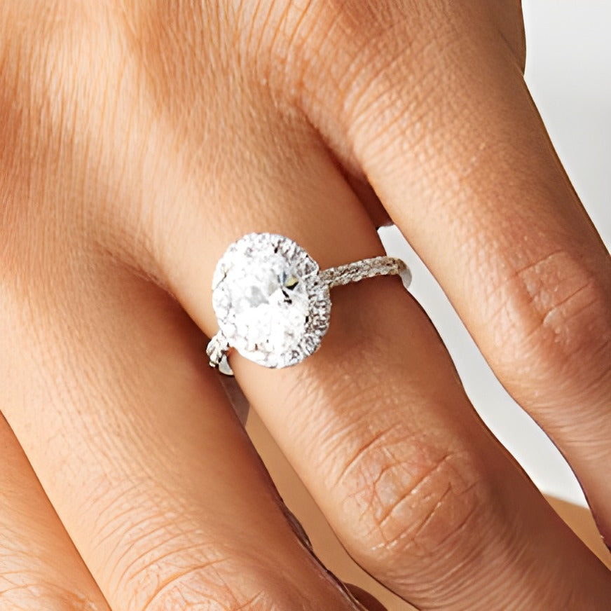 2.5 CT. Gesamtgewicht Verlobungsring mit ovalem Labordiamant und Halo in 14K Weißgold (F/SI2)