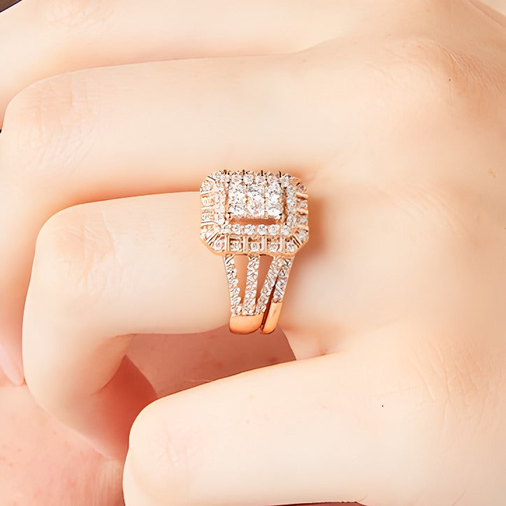 Braut-Set 1.0 ct. Gesamtgewicht mit Smaragd und mehreren Diamanten, dreireihig mit geteiltem Ringschienenschaft, in 10K Roségold