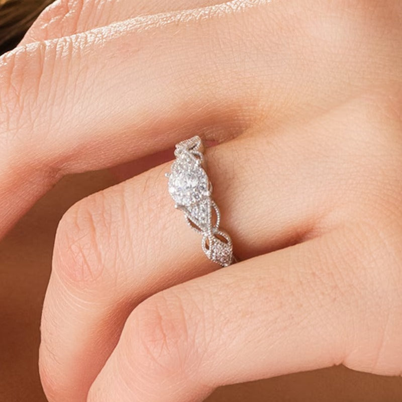 0.33 ct. Gesamtgewicht Diamant Halo Verlobungsring mit Schmetterling-Seiten im Vintage-Stil und Filigranarbeit in 10K Weißgold