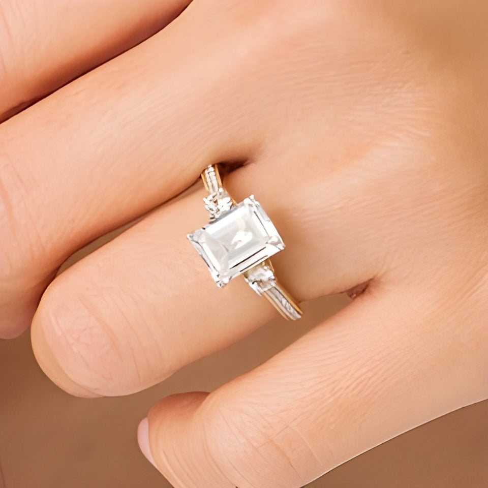 Dreistein-Verlobungsring mit weißem Labor-Saphir im Smaragdschliff und 0,1 ct. Gesamtgewicht Diamanten in 14K Gold