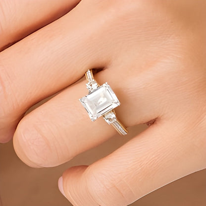 Dreistein-Verlobungsring mit weißem Labor-Saphir im Smaragdschliff und 0,1 ct. Gesamtgewicht Diamanten in 14K Gold