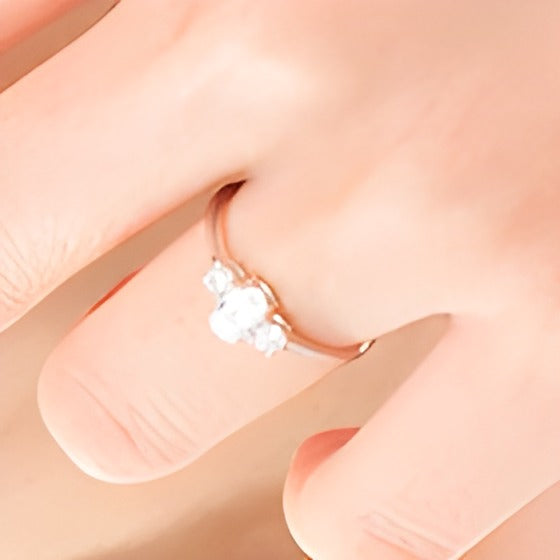 0,63 ct. Gesamtgewicht Dreistein-Verlobungsring mit Diamanten in Oval und rund in 14K Weißgold