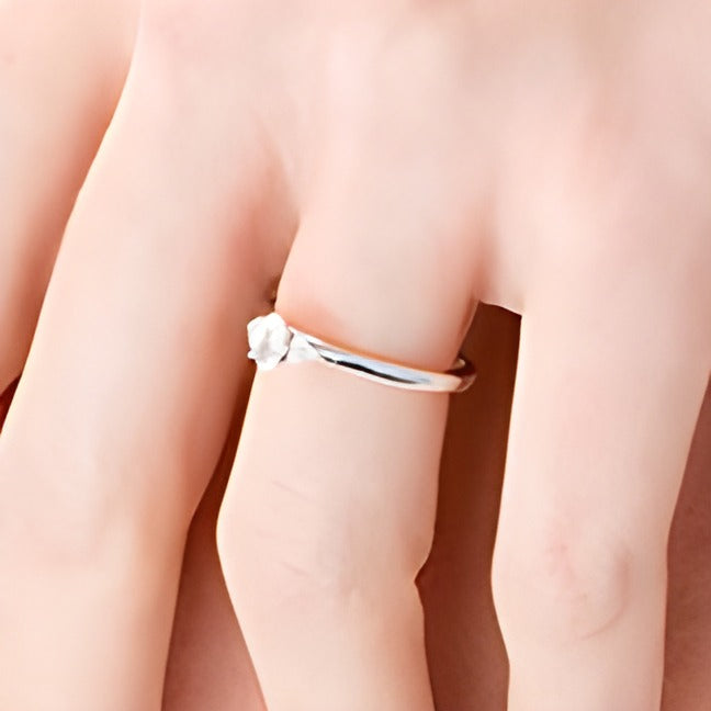 0.38 ct. Gesamtgewicht Verlobungsring mit ovalem Diamant und seitlichem Besatz in 10K Weißgold