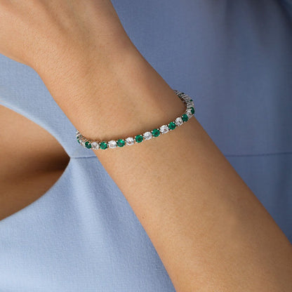 4,0mm Tennisarmband mit Labor-Smaragden und weißen Saphiren im Wechsel aus rhodiniertem Sterlingsilber – 7.25"