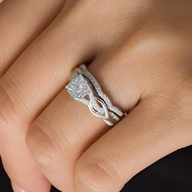 0.63 ct. Gesamtgewicht Diamant Braut-Set mit quadratischem Rahmen und Knoten-Ringschiene in 14K Weißgold