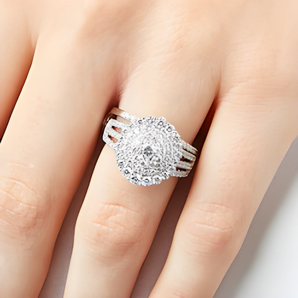 Diamant-Brautset mit dreireihigem Scallop-Rahmen 1.5 ct. Gesamtgewicht in 10K Weißgold