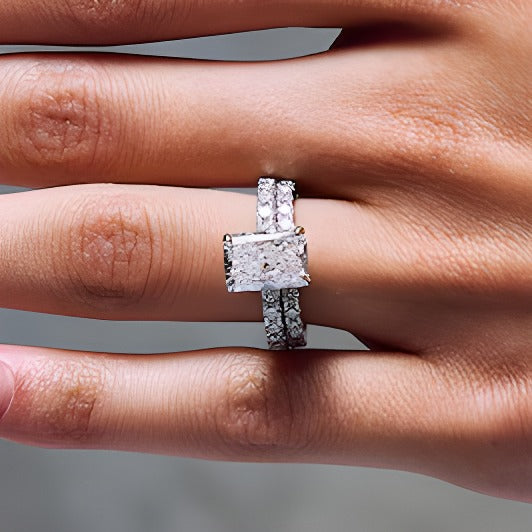 Braut-Set mit Labordiamanten im Radiant- und Rundschliff 4,33 ct. Gesamtgewicht in 14K Weißgold (F/VS2)