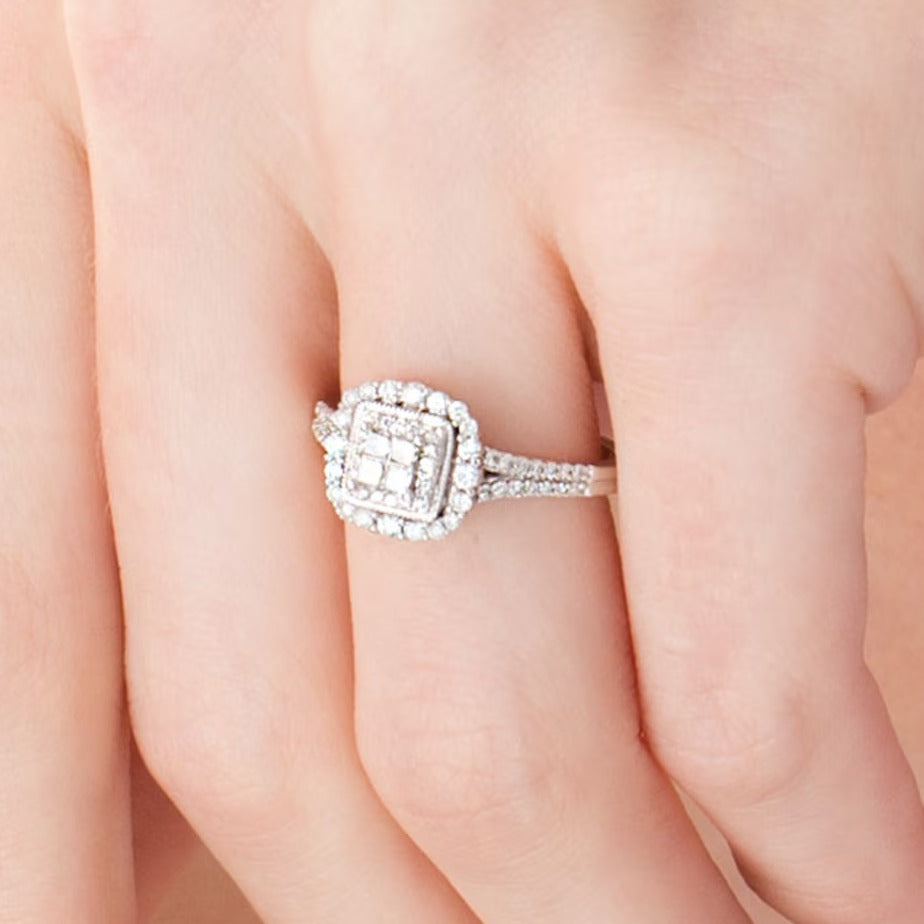 Halo-Verlobungsring im Vintage-Stil mit Diamanten im Princess-, Rund- und Quadratschliff 0.5 ct. Gesamtgewicht in 10K Weißgold