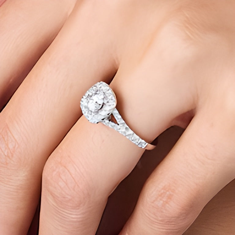 1.5 CT. Gesamtgewicht Labordiamant Verlobungsring mit Halo im Kissenschliff und geteiltem Ringschienen-Design in 14K Weißgold (G/SI2)