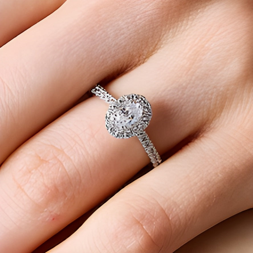 1.0 CT. Gesamtgewicht Verlobungsring mit Halo und ovalem Labordiamant in 14K Weißgold (F/SI2)