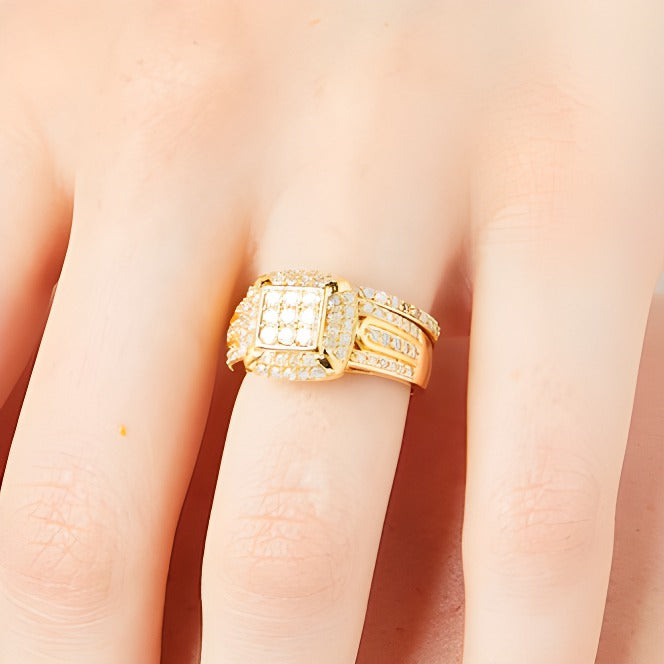 Braut-Set mit weißen Diamanten im Princess-, Kissen- und Rundschliff mit Kissenschliff-Halo, 1.0 ct. Gesamtgewicht, in 10K Gelbgold