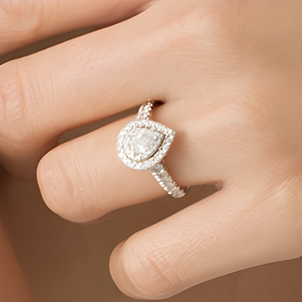Verlobungsring mit tropfenförmigen und runden Diamanten 1.0 ct. Gesamtgewicht Halo in 14K Weißgold