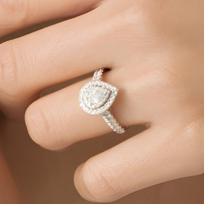 Verlobungsring mit tropfenförmigen und runden Diamanten 1.0 ct. Gesamtgewicht Halo in 14K Weißgold