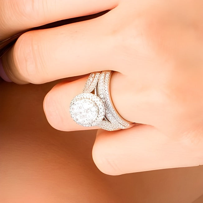 1.5 ct. Gesamtgewicht Komposit-Diamant Braut-Set mit ovalem Rahmen und mehrreihigem Design in 10K Weißgold