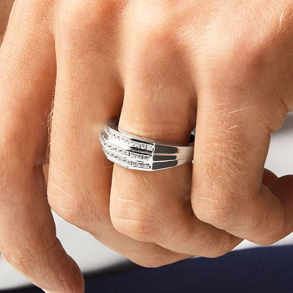 Ring mit Diamanten 0.5 ct. Gesamtgewicht dreireihig in 10K Weißgold